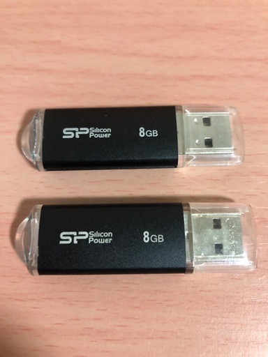 USBメモリ8G x 2