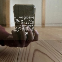 ハイエース200系　リアサイドガラス　小窓付き