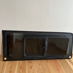 ハイエース200系　リアサイドガラス　小窓付き