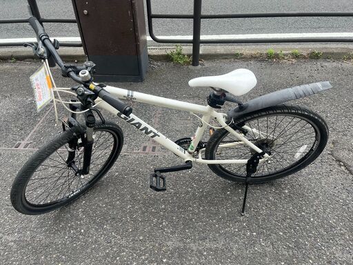 リサイクルショップどりーむ天保山店　No644　自転車　クロスバイク　GIANT　26インチ　21段ギア(3×7)　白色　15919T　早い者勝ち♪