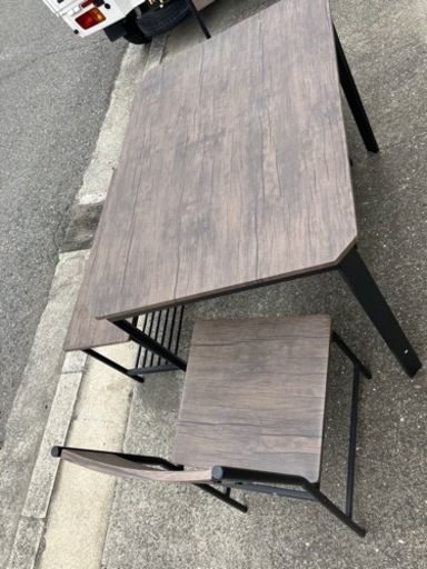 ダイニングテーブルと椅子二個とベンチ