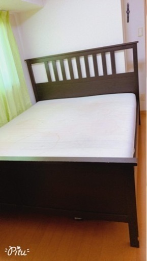 IKEAのキングサイズベッド、マットレス付き