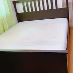 IKEAのキングサイズベッド、マットレス付き