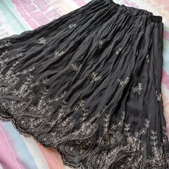 ブラックのスカート フリーサイズ　刺繍がかわいい