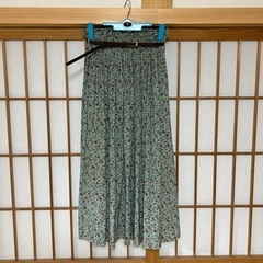 ベルト付き　ミントグリーンの花柄スカート