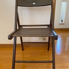 木製の椅子　二脚