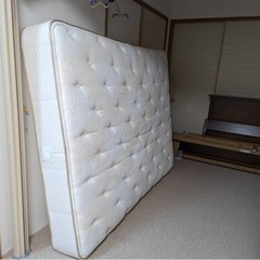 シモンズ　クイーンサイズ　マットレス・フレームセット