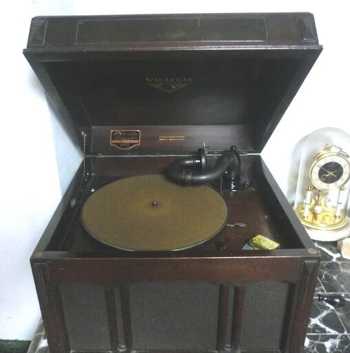 銘機ビクトローラＶＶ１－９０ ビクター卓上型 蓄音機　完動品（NO.１４６５４）レコード６１枚付き