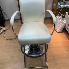 美容室用椅子(電動昇降機能付)タカラベルモント製　2脚
