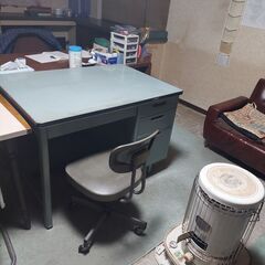 オフィス用デスクと椅子