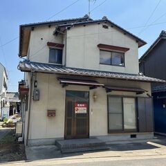 賀茂神社の参道に建つ家