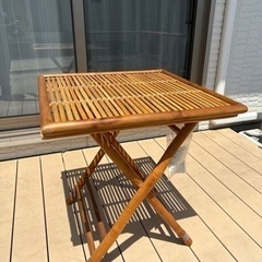 竹のテーブル