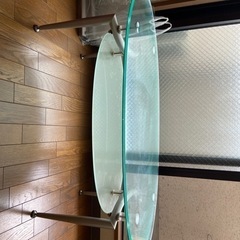 ガラスの楕円型ローテーブル