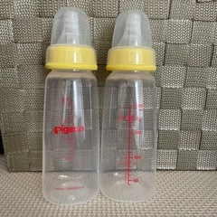 哺乳瓶2本　プラスチック