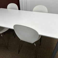●白色・シンプル・テーブルと椅子4脚のセット●5月3日（水）〜5...