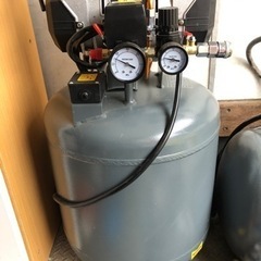 アストロプロダクツ　サイレントエアコンプレッサー　限定カラー　38L 1馬力　1ヶ月のみ使用