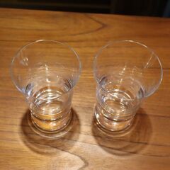 フランスの老舗クリスタルブランド BACCARAT(バカラ)のVEGAシリーズ ペア ハイボールグラスです！光が反射すると特徴のあるステムが美しい輝きを放つ、ギフトにもぴったりなペアタンブラー♪DD410