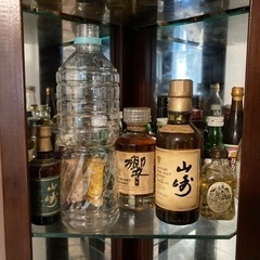 飾り棚とウイスキーミニボトル山崎、響など多数！