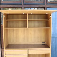 unico(ウニコ)のNEAL(ニール)シリーズのキッチンボード ダストタイプです。オーク材のナチュラルな質感を活かしたオシャレなデザインの食器棚。カフェ風のインテリアや北欧スタイルなどに♪DD413