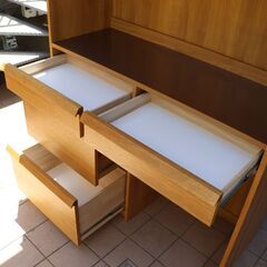 unico(ウニコ)のNEAL(ニール)シリーズのキッチンボード ダストタイプです。オーク材のナチュラルな質感を活かしたオシャレなデザインの食器棚。カフェ風のインテリアや北欧スタイルなどに♪DD413