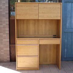 unico(ウニコ)のNEAL(ニール)シリーズのキッチンボード ダストタイプです。オーク材のナチュラルな質感を活かしたオシャレなデザインの食器棚。カフェ風のインテリアや北欧スタイルなどに♪DD413