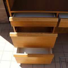 unico(ウニコ)のNEAL(ニール)シリーズのキッチンボード ダストタイプです。オーク材のナチュラルな質感を活かしたオシャレなデザインの食器棚。カフェ風のインテリアや北欧スタイルなどに♪DD413