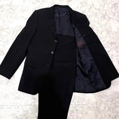 TAKEO KIKUCHIのスーツ　シンプルでスタイリッシュ