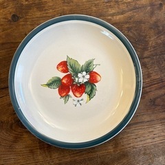 苺柄が可愛いプレート皿