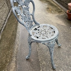 ベランダやお庭で使用する椅子です。ずっしりと重いです。材質は鋳物...