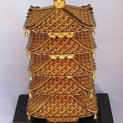 『5円玉で作った金色の五重塔』置物　五円玉使用枚数約800枚