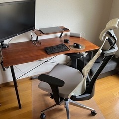 デスクと椅子(オフィスチェア)