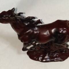 颯爽と走る美しい馬の彫刻 損傷有 置物 アンティーク レトロ 骨董品