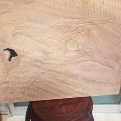 一枚板から彫刻された鷹です