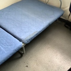 鉄製折り畳みベッド