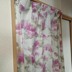 ピンクの花柄カーテン