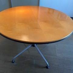 ヒィリッ　ハンセンのダイニングテーブルです。
