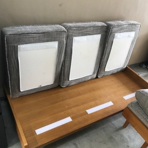 K2305-131 ユニコ木製ソファー三人掛け　クッション裏黄ばみ有 K2305-131 ユニコ木製ソファー三人掛け クッション裏黄ばみ有