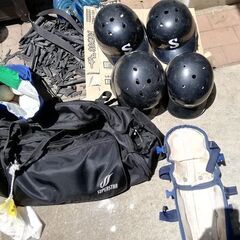 野球用具一式（ヘルメット４個、軟式ボールＡ球(旧型）、レガースなど）