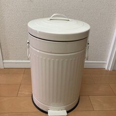 ペダルを踏んで蓋をあけるゴミ箱です