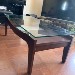 天板がガラスの木製テーブル