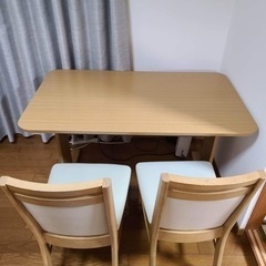 テーブルと椅子　- ニトリ