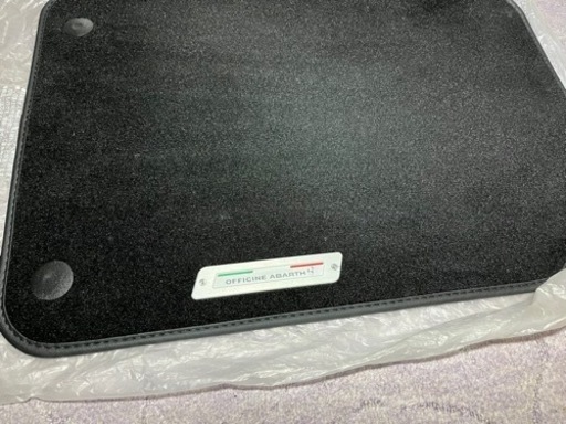 車のパーツ アバルト595純正フロアマット一式、新品