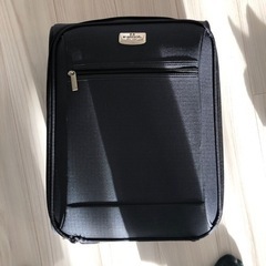 小型スーツケース　黒　ソフト　二輪