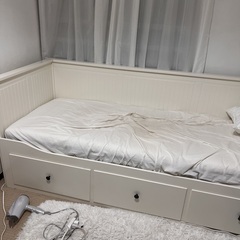 IKEA の HEMNES ベッドフレーム