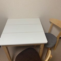 1人暮らし用　テーブル白色　チェア２つ