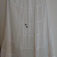 美品の白の綺麗で清楚な感じのロングスカートになります！！