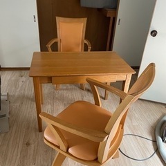 小型テーブルと回れる椅子