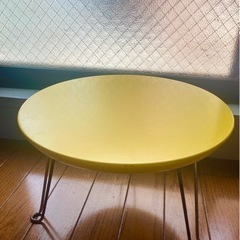黄色いミニテーブル