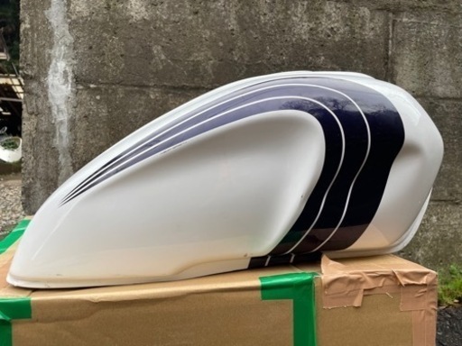 XJR400 タンク　中は綺麗　左側傷あり、右側凹み