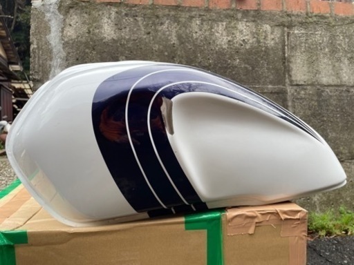 XJR400 タンク　中は綺麗　左側傷あり、右側凹み